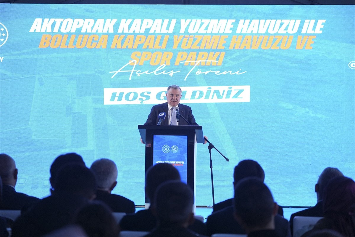 Gençlik ve Spor Bakanı Osman Aşkın Bak, İstanbul'un Arnavutköy ilçesindeki iki kapalı yüzme...