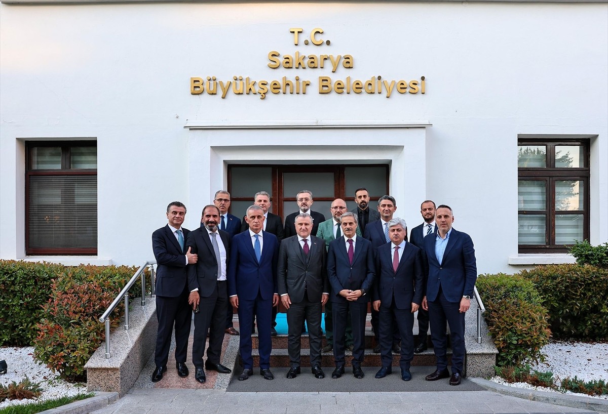 Gençlik ve Spor Bakanı Osman Aşkın Bak, Sakarya'da ziyaretler gerçekleştirdi. Bakan Bak (ortada)...