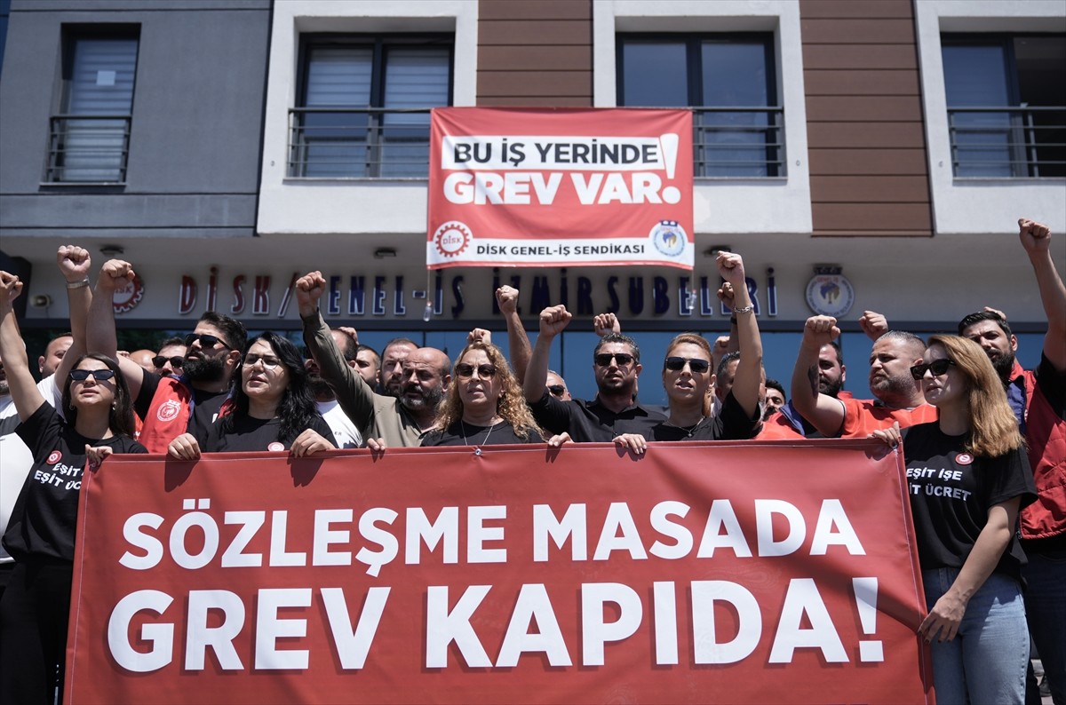 Genel-İş Sendikası İzmir 1, 2, 3 ve 9 No.lu şubelerin yetkilileri, İzmir Büyükşehir Belediyesi ile...