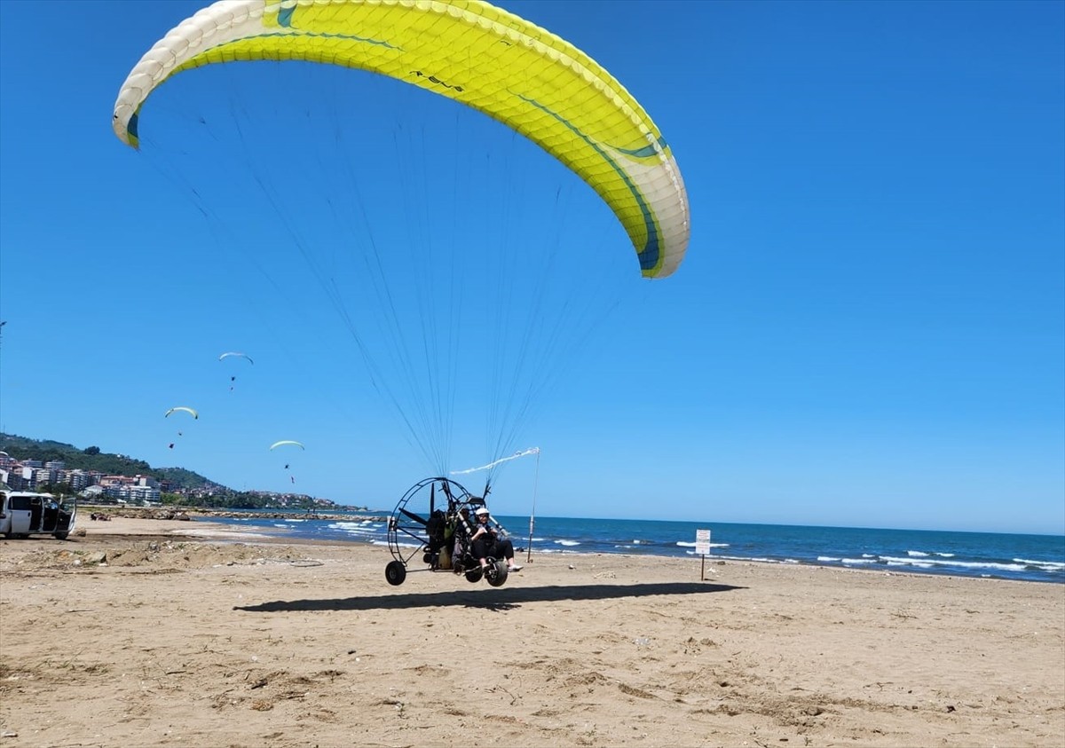 Giresun sahilinden havalanan paramotor kalkıştan kısa süre sonra denize düştü. Türkiye Hava...