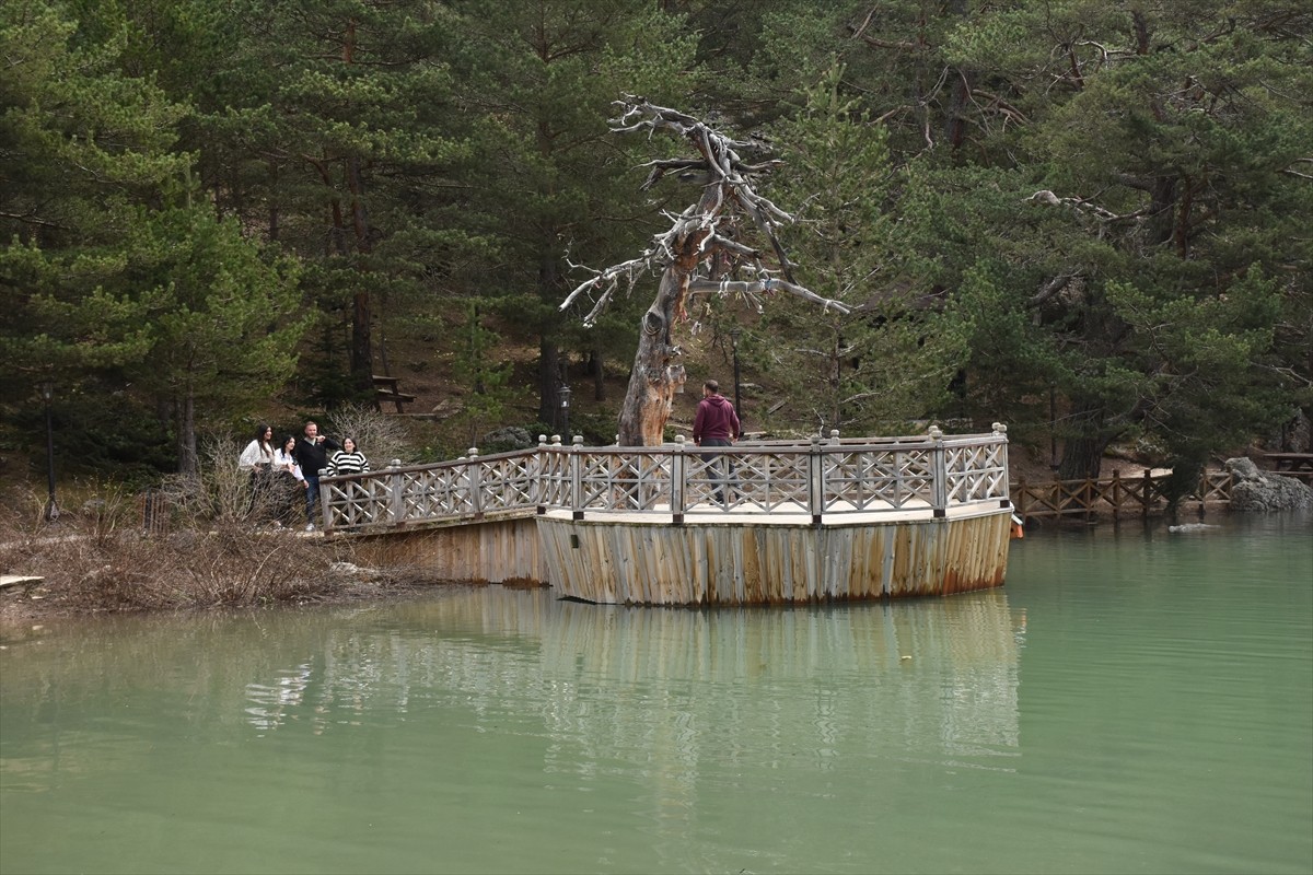  Gümüşhane'nin Torul ilçesindeki Limni Gölü Tabiat Parkı, havanın ısınmasıyla yerli ve yabancı...