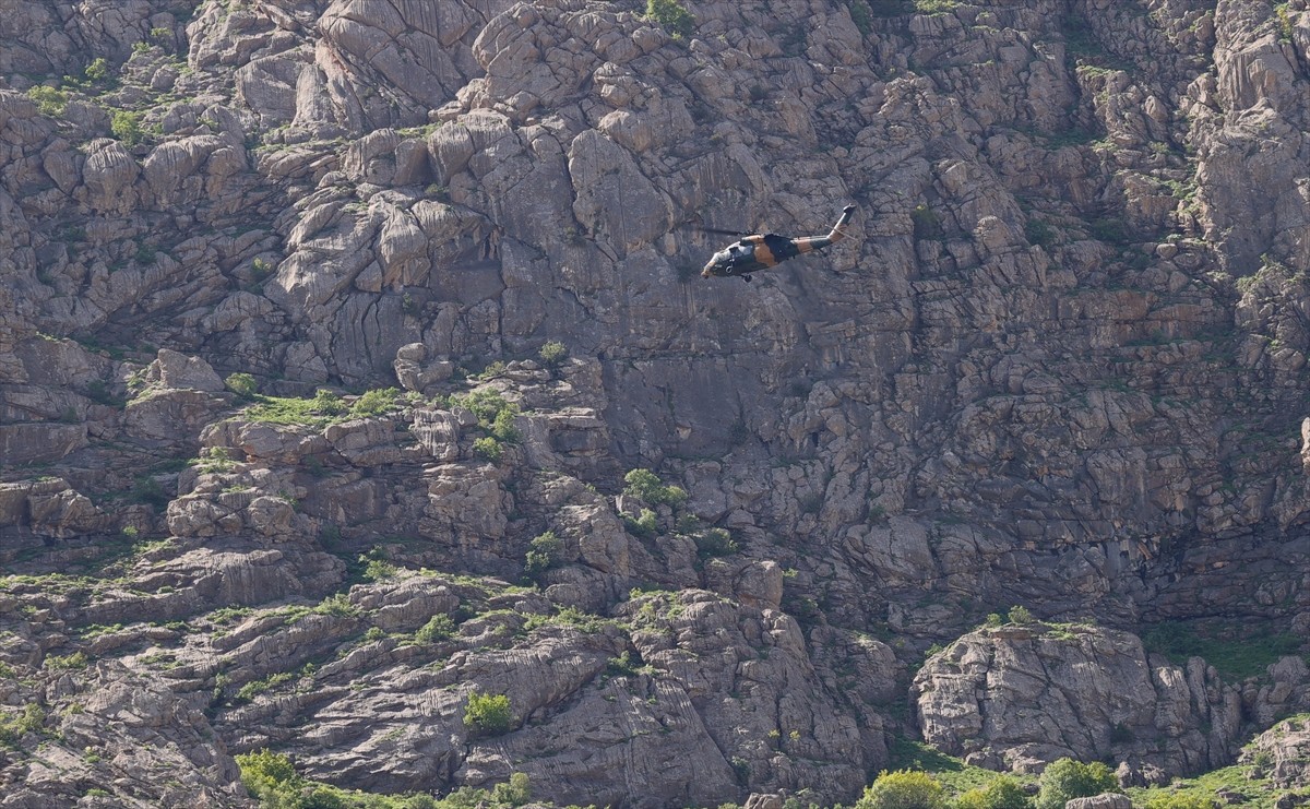 Hakkari'de dün pancar toplamak için çıktığı Sümbül Dağı'nda kaybolan ve ekipler tarafından yaralı...