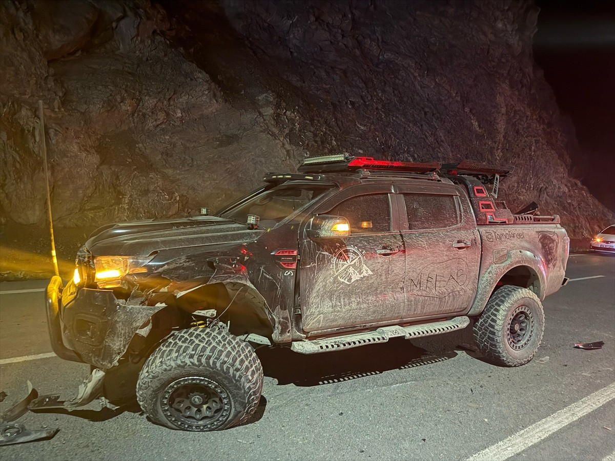 Hakkari'de iki pikabın çarpıştığı kazada 8 kişi hafif yaralandı.