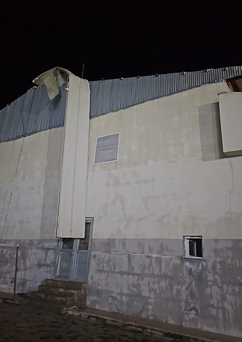 Hakkari'nin Derecik ve Şemdinli ilçesinde şiddetli rüzgar nedeniyle bazı evlerin çatıları yerinden...