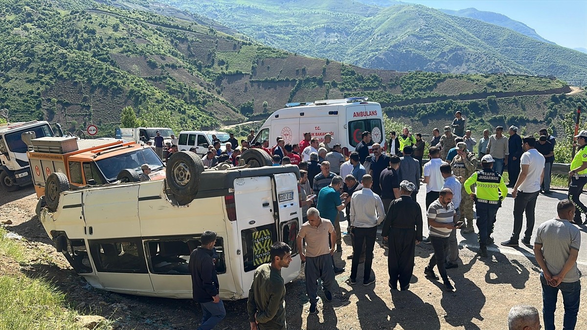Hakkari'nin Şemdinli ilçesinde öğrenci taşıyan minibüsün devrilmesi sonucu 14 kişi...