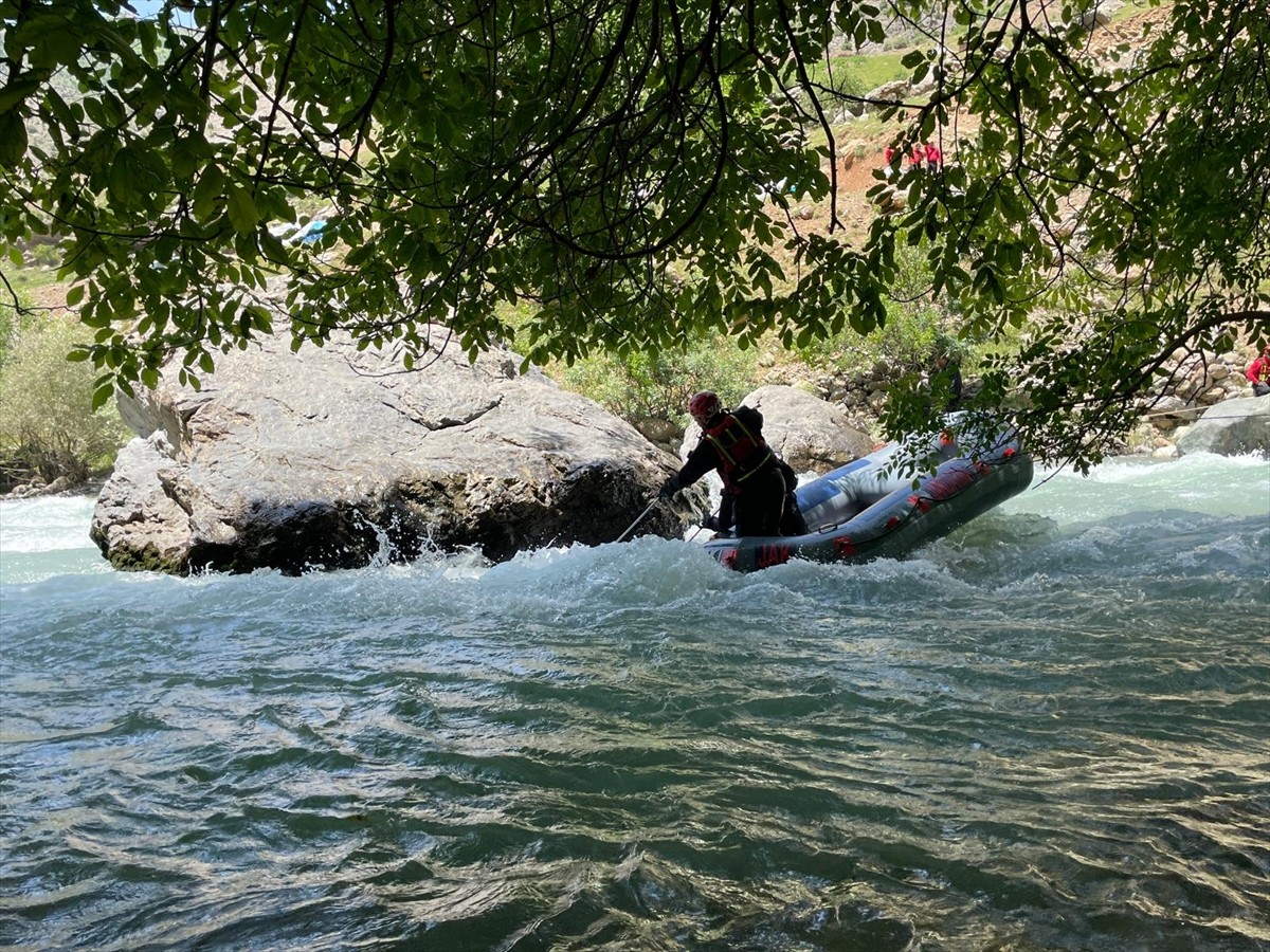 Hakkari'nin Yüksekova ilçesinde 10 Mayıs'ta Avaşin Deresi'ne düşerek kaybolan 16 yaşındaki Neçir...