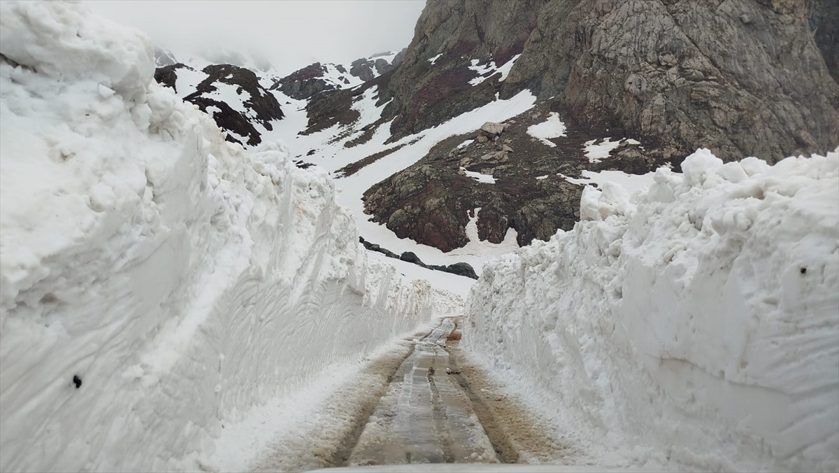 Hakkari'nin Yüksekova ilçesinde ekipler, karla kaplı üs bölgesi yolunun açılması için çalışma...