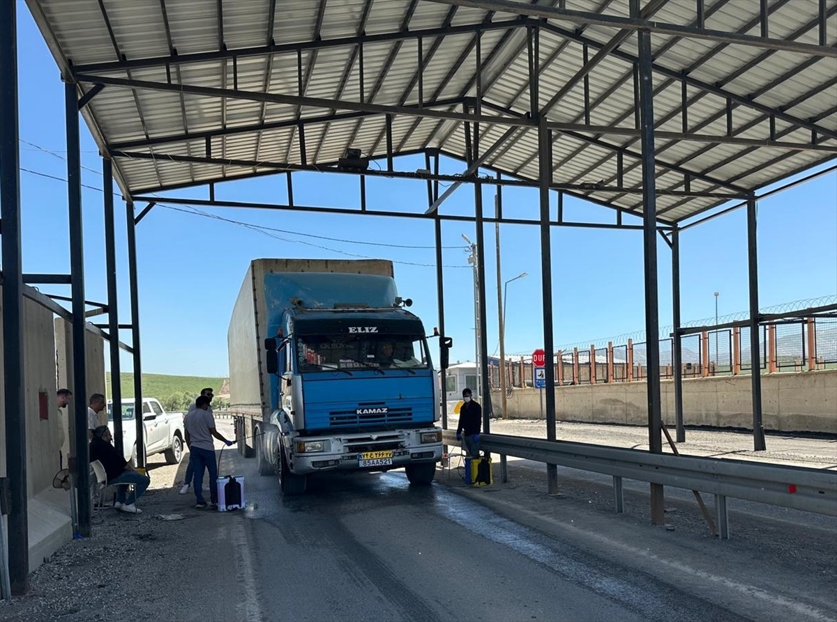 Hakkari'nin Yüksekova ilçesinde şap hastalığına karşı denetimler sürüyor. Polis ve jandarma...