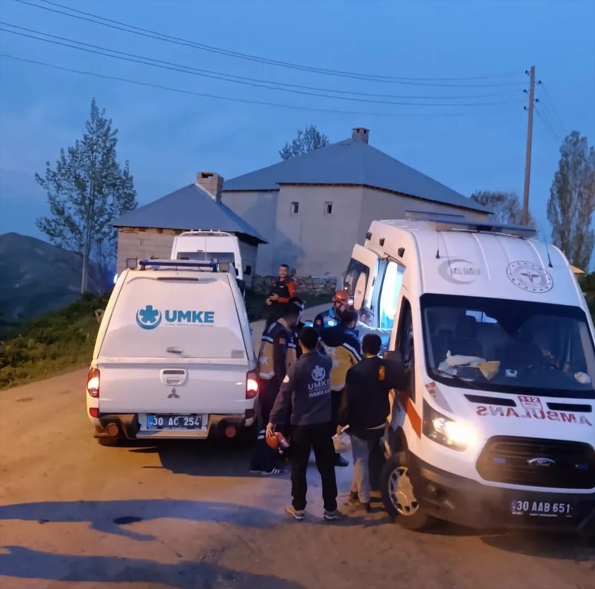 Hakkari'nin Yüksekova ilçesinde yaylada ot topladığı sırada rahatsızlanan kişi, ekipler tarafından...