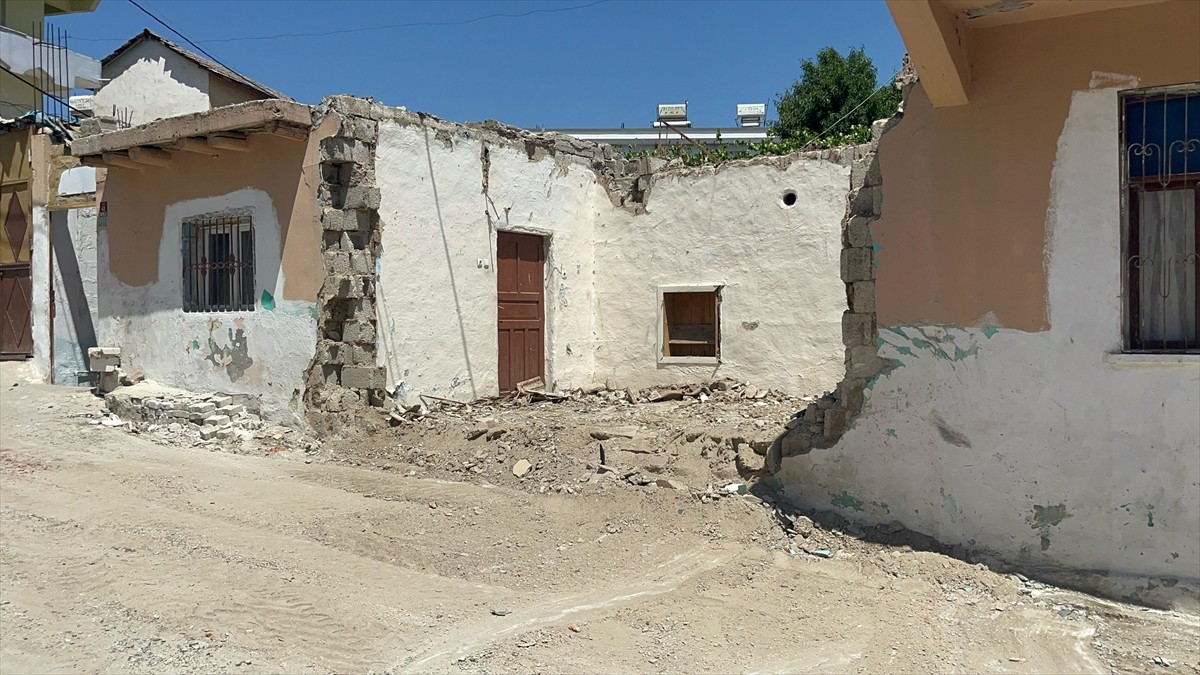 Hatay'ın Altınözü ilçesinde çöp kamyonu metruk eve çarptı. Bölgeye iş makinesi sevk...