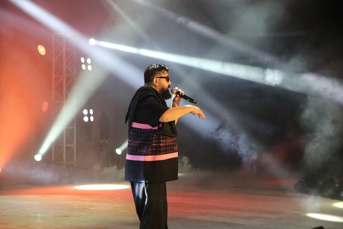 Hatay'ın Antakya ilçesinde rap şarkıcısı Eypio sahne aldı. Büyükşehir Belediyesinin "Hatay Sanatla...