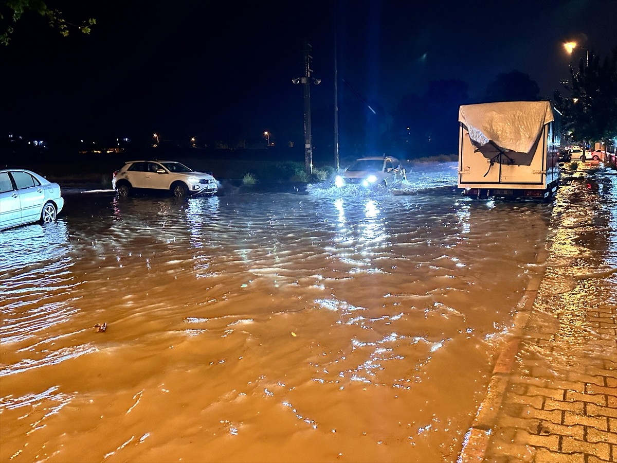 Hatay'ın Dörtyol ilçesinde sağanak ve dolu yağışı hayatı olumsuz etkiledi. Yağış nedeniyle su...
