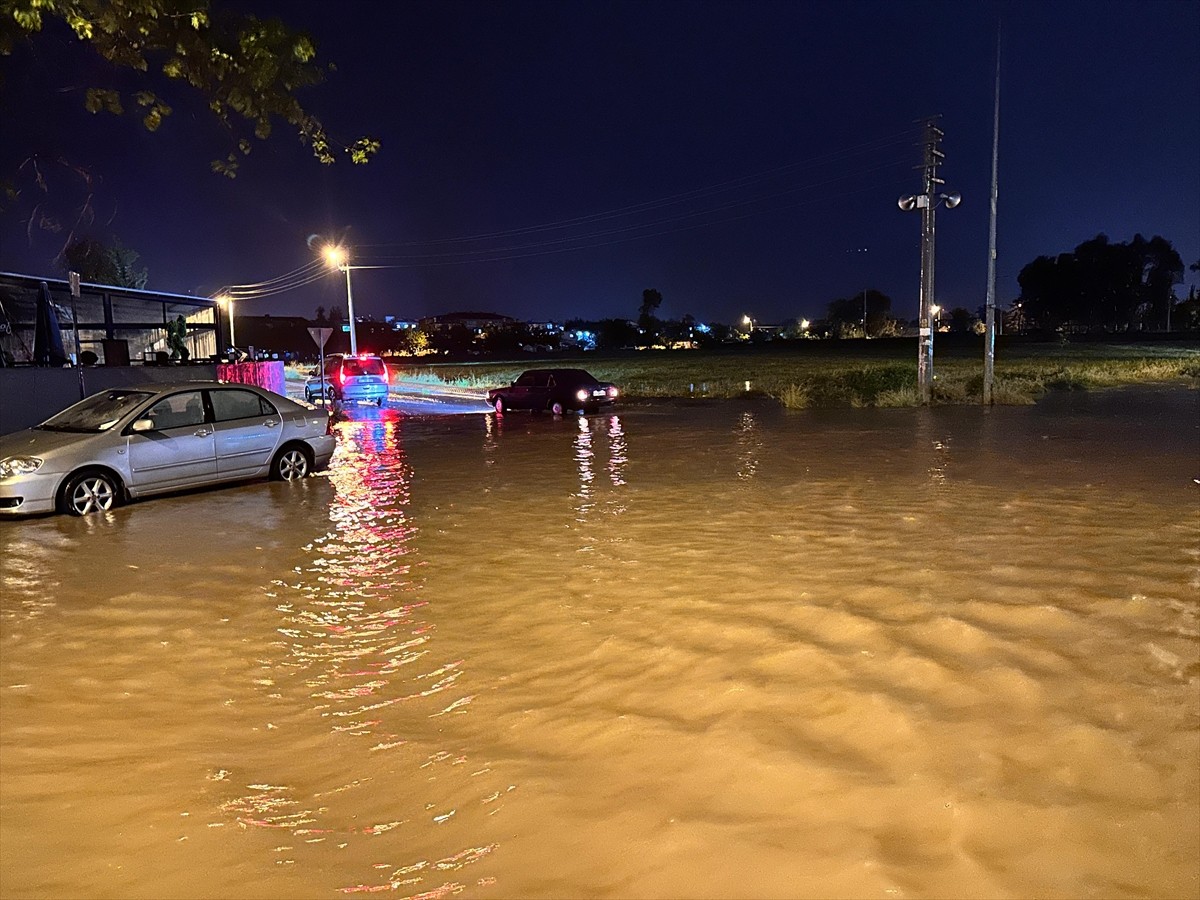 Hatay'ın Dörtyol ilçesinde sağanak ve dolu yağışı hayatı olumsuz etkiledi. Yağış nedeniyle su...