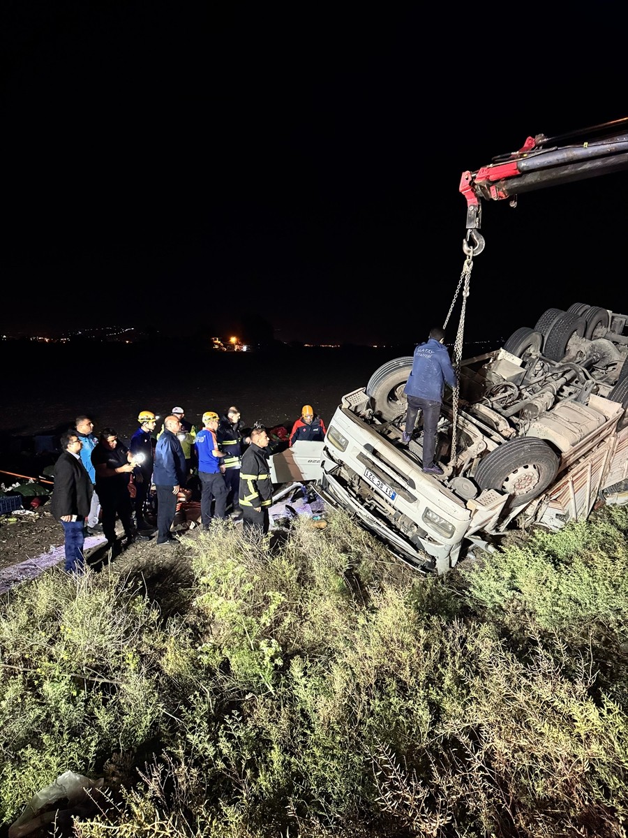 Hatay'ın Reyhanlı ilçesinde tırın devrilmesi sonucu 1 kişi öldü, 1 kişi yaralandı. Kaza yerine...