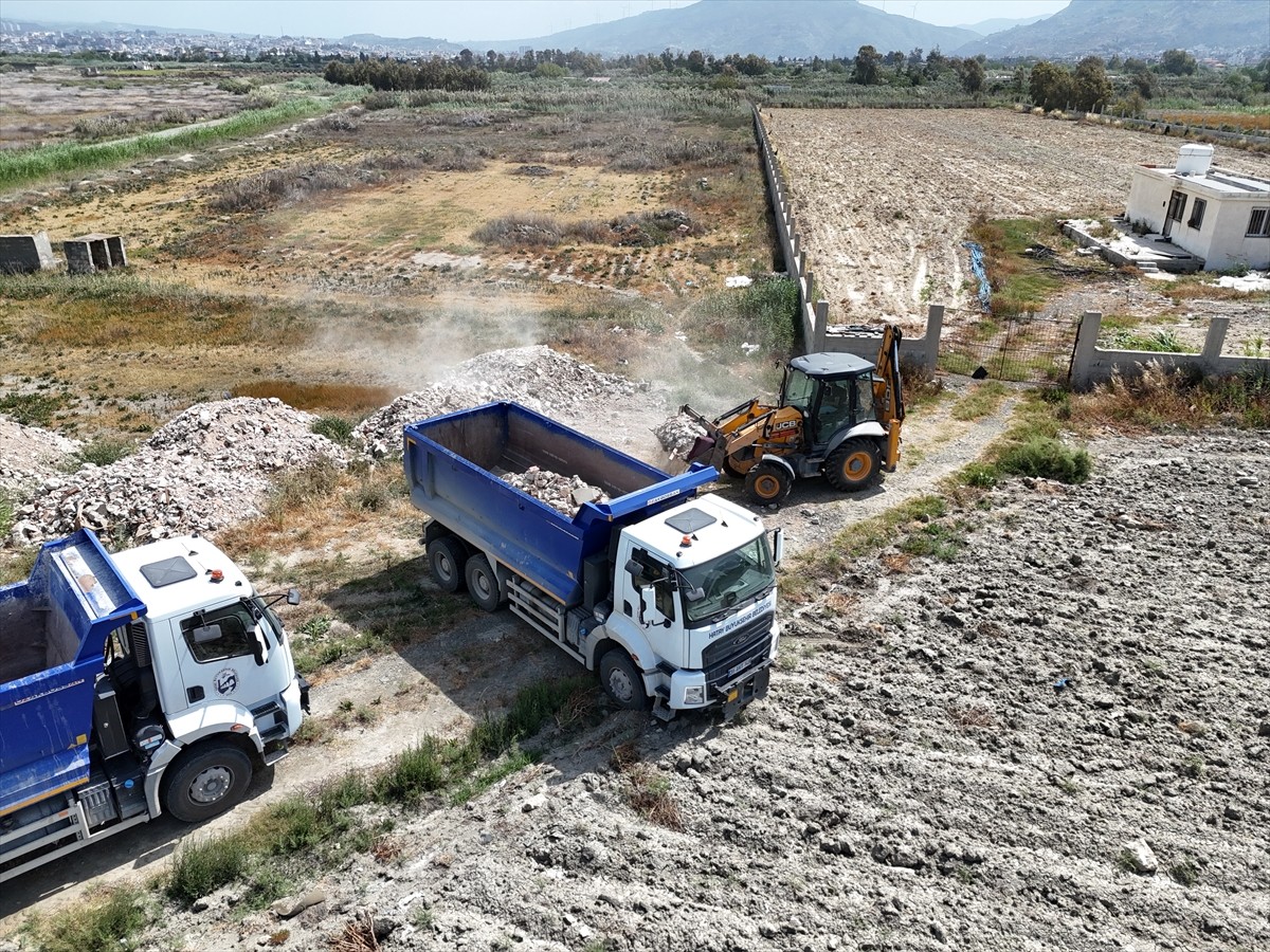 Hatay'ın Samandağ ilçesindeki Mileyha Sulak Alanı'na kaçak döküldüğü belirlenen moloz belediye...