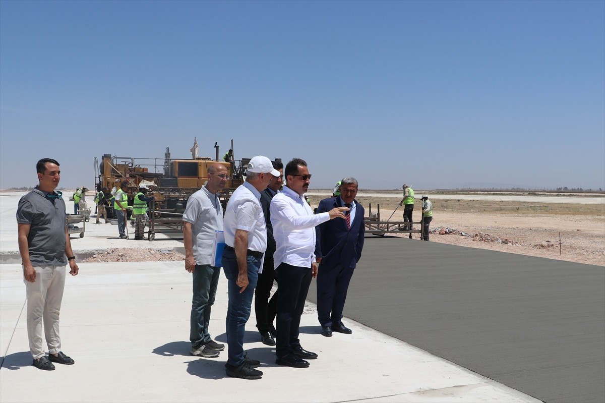 Hatay Valisi Mustafa Masatlı (sol 3), Hatay Havalimanı'nda PAT sahaları onarımı ve gelişimi...