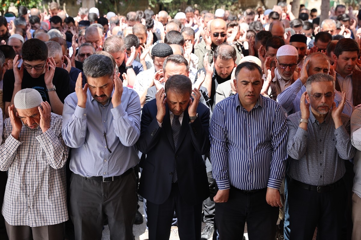 HAVELSAN Genel Müdürü Mehmet Akif Nacar'ın (Ortada) annesi Fatma Zehra Nacar Şanlıurfa'da son...