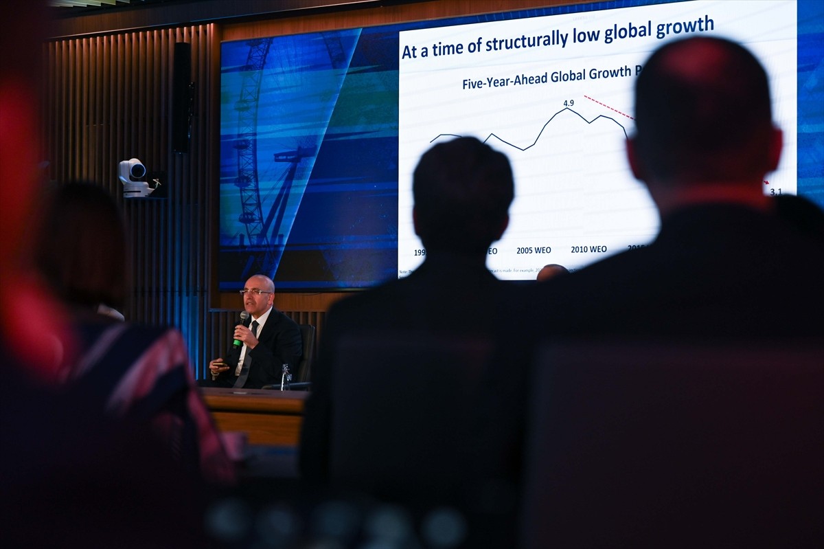 Hazine ve Maliye Bakanı Mehmet Şimşek (fotoğrafta), Avrupa İmar ve Kalkınma Bankasının (EBRD)...