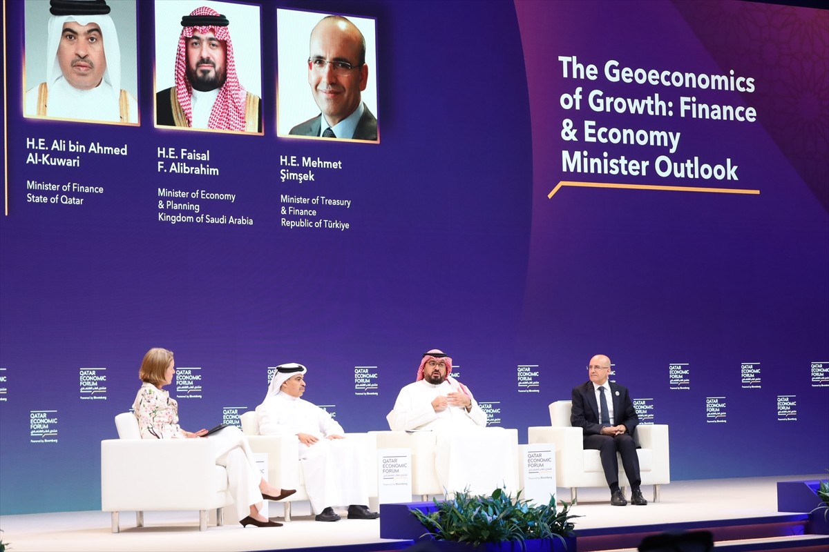 Hazine ve Maliye Bakanı Mehmet Şimşek (sağda), Katar'ın başkenti Doha'da düzenlenen "Katar Ekonomi...