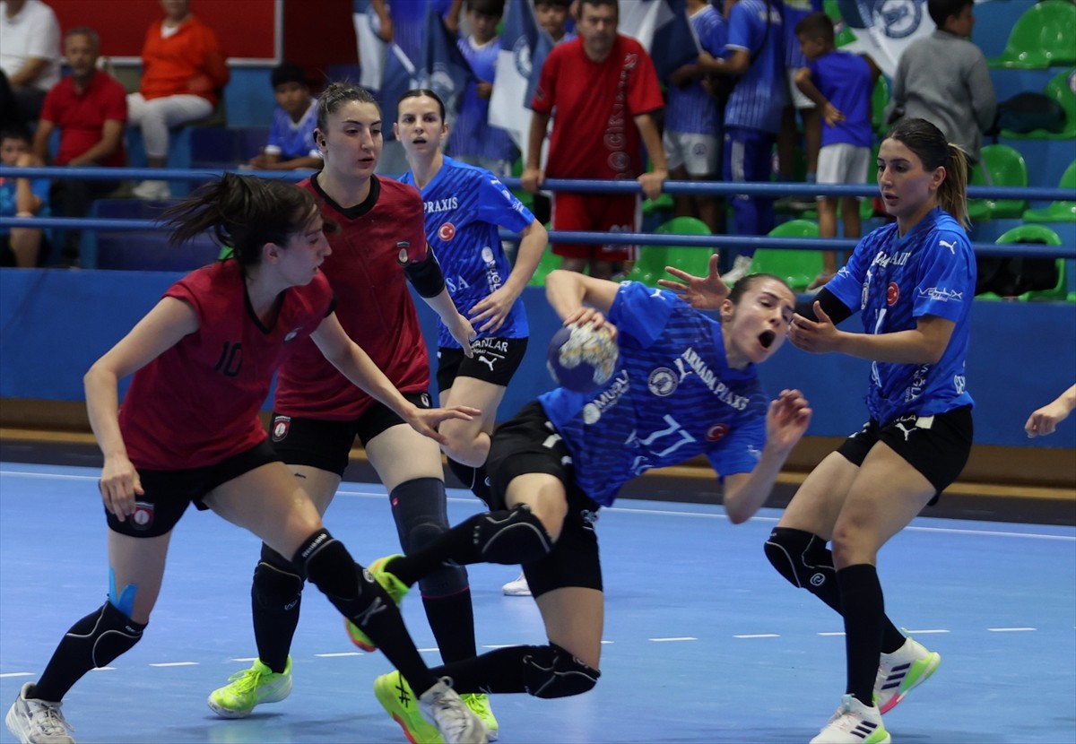 Hentbol Kadınlar Süper Lig play-off final serisi ilk maçında Armada Praxis Yalıkavak ile Adasokağı...