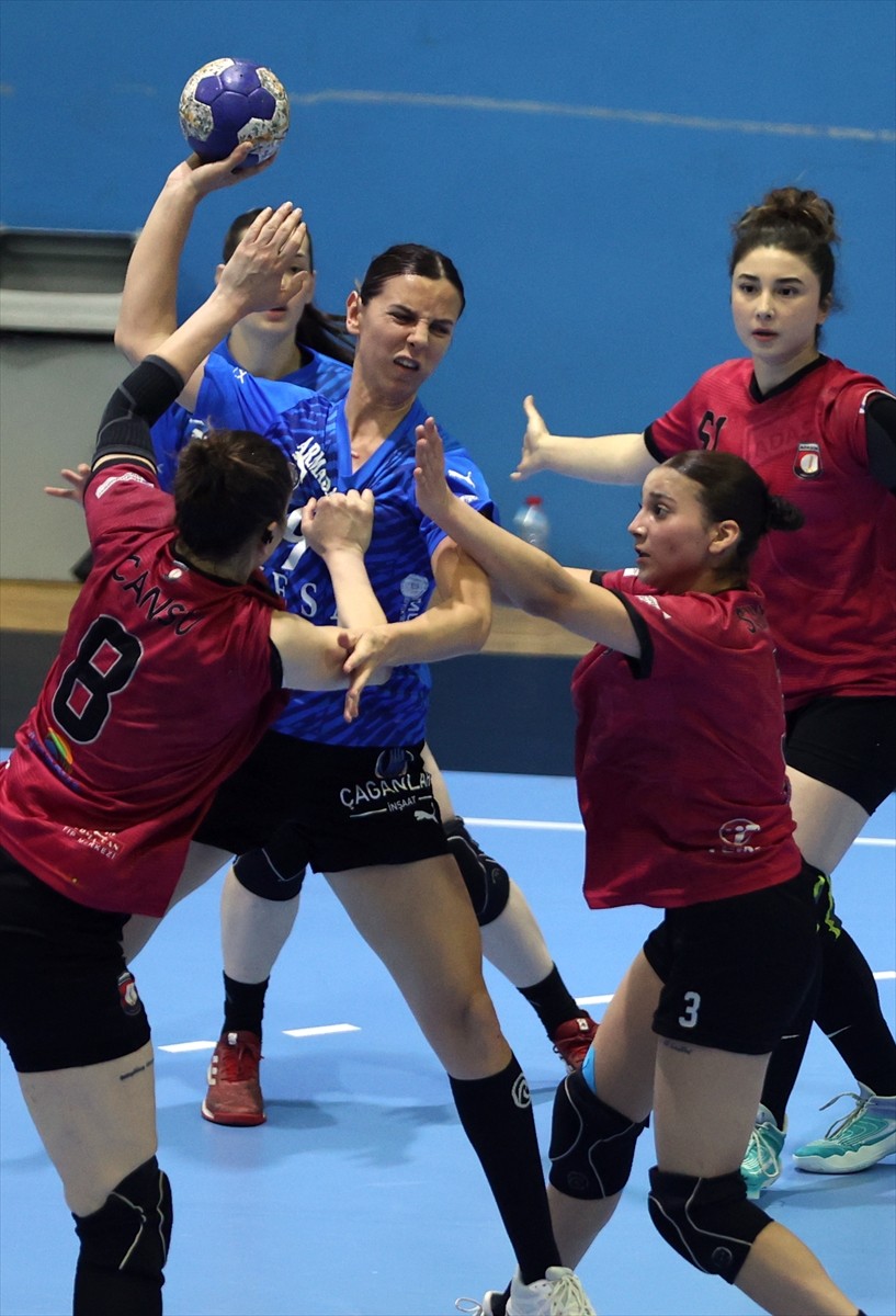 Hentbol Kadınlar Süper Lig play-off final serisi ilk maçında Armada Praxis Yalıkavak ile Adasokağı...