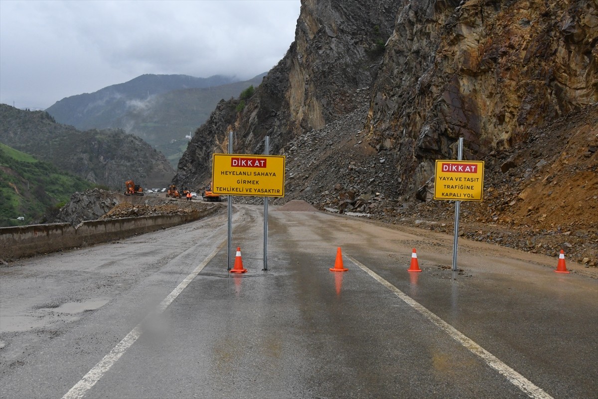Heyelan nedeniyle çift yönlü ulaşıma kapanan Gümüşhane-Giresun kara yolu kontrollü olarak...