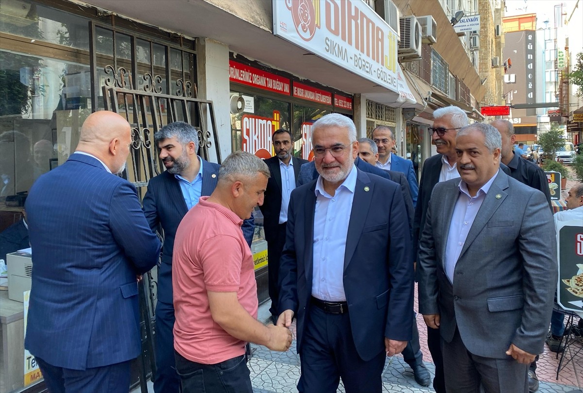 HÜDA PAR Genel Başkanı Zekeriya Yapıcıoğlu (sağ 2), Mersin'de Vanlılar Derneğini ziyaret ederek...