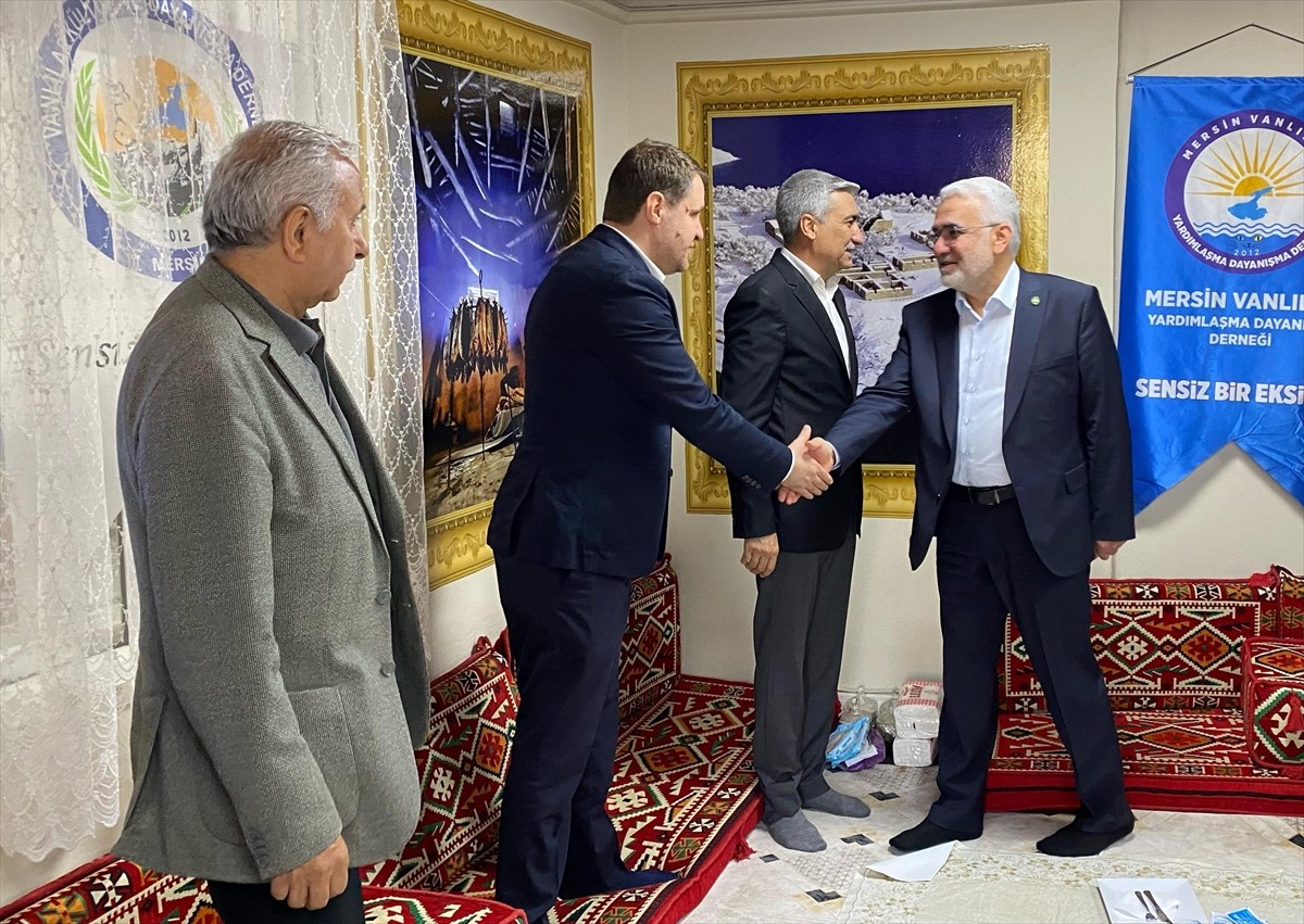 HÜDA PAR Genel Başkanı Zekeriya Yapıcıoğlu (sağ 2), Mersin'de Vanlılar Derneğini ziyaret ederek...