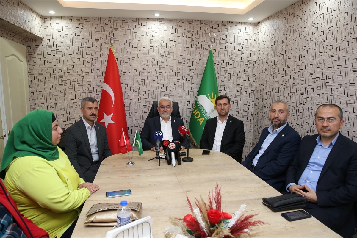 HÜDA PAR Genel Başkanı Zekeriya Yapıcıoğlu (sol 3), Erzurum'da parti binasında gazetecilerle bir...