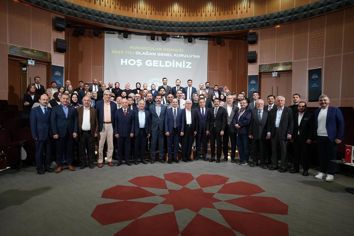 Hukukçular Derneğinin Olağan Genel Kurul Toplantısı'nda önceki dönem başkanı Mehmet Melih Gülseren...