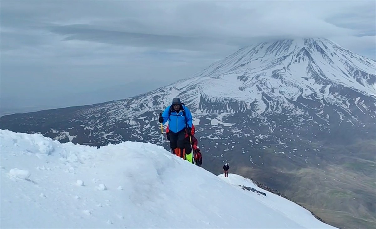 Iğdır'da 106 dağcı, 19 Mayıs Atatürk'ü Anma, Gençlik ve Spor Bayramı dolayısıyla Küçük Ağrı...