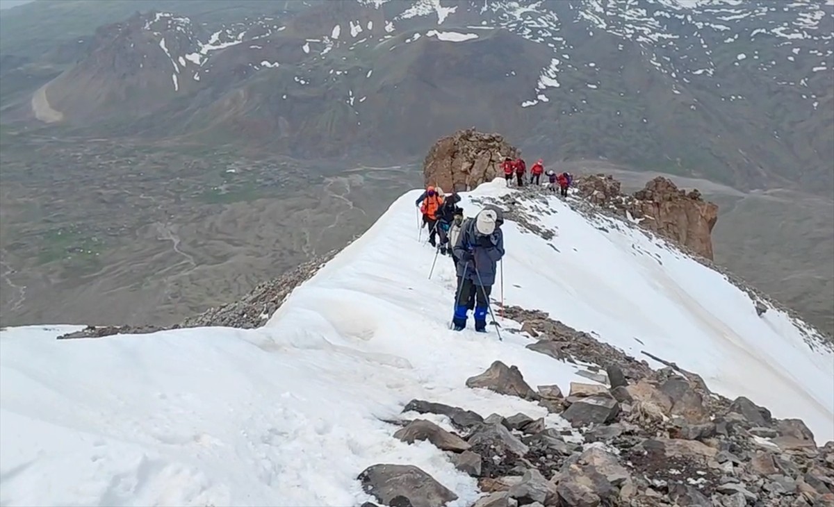 Iğdır'da 106 dağcı, 19 Mayıs Atatürk'ü Anma, Gençlik ve Spor Bayramı dolayısıyla Küçük Ağrı...