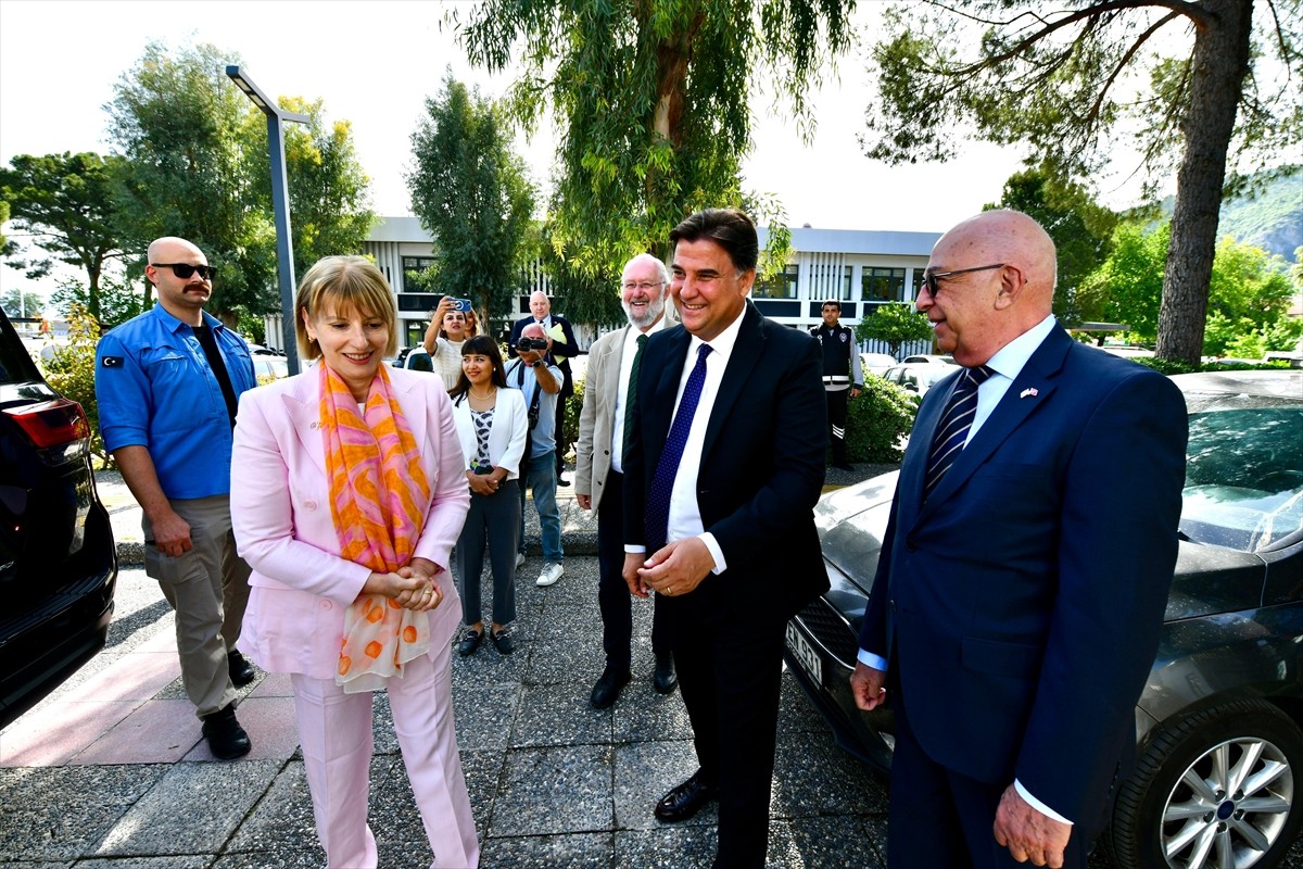 İngiltere'nin Ankara Büyükelçisi Jill Morris (solda), Fethiye Belediye Başkanı Alim Karaca'yı (sağ...