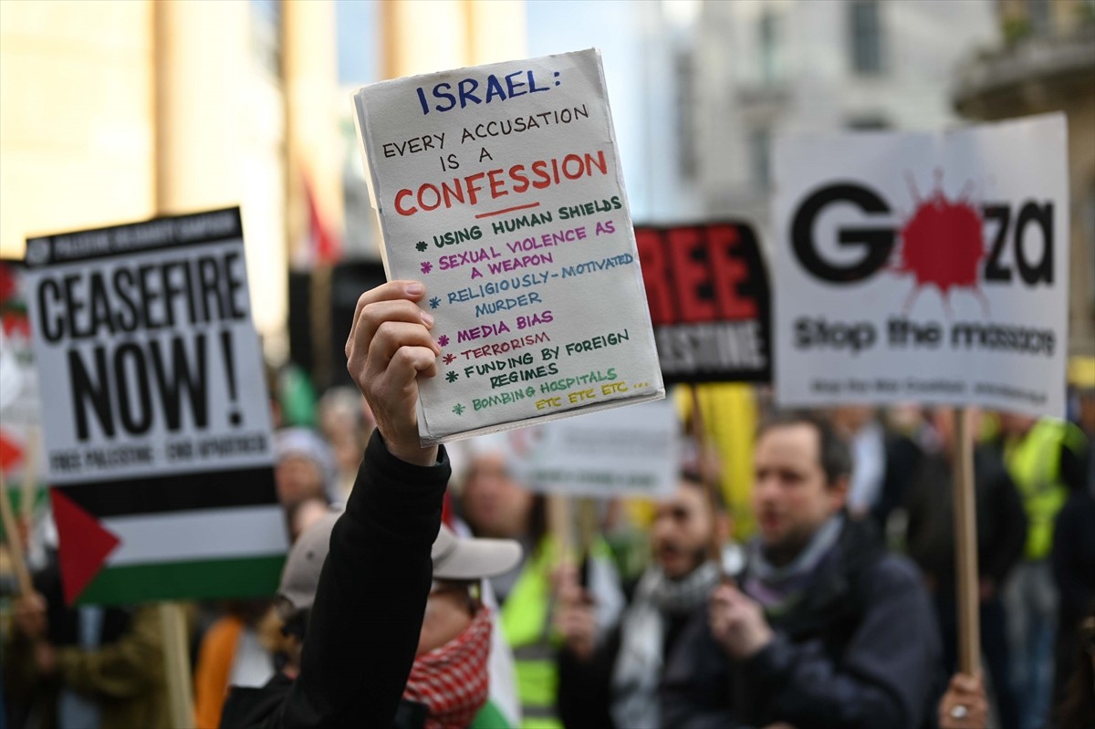 İngiltere'nin başkenti Londra'da Filistin destekçisi göstericiler, Gazze'ye yönelik haberlerinde...