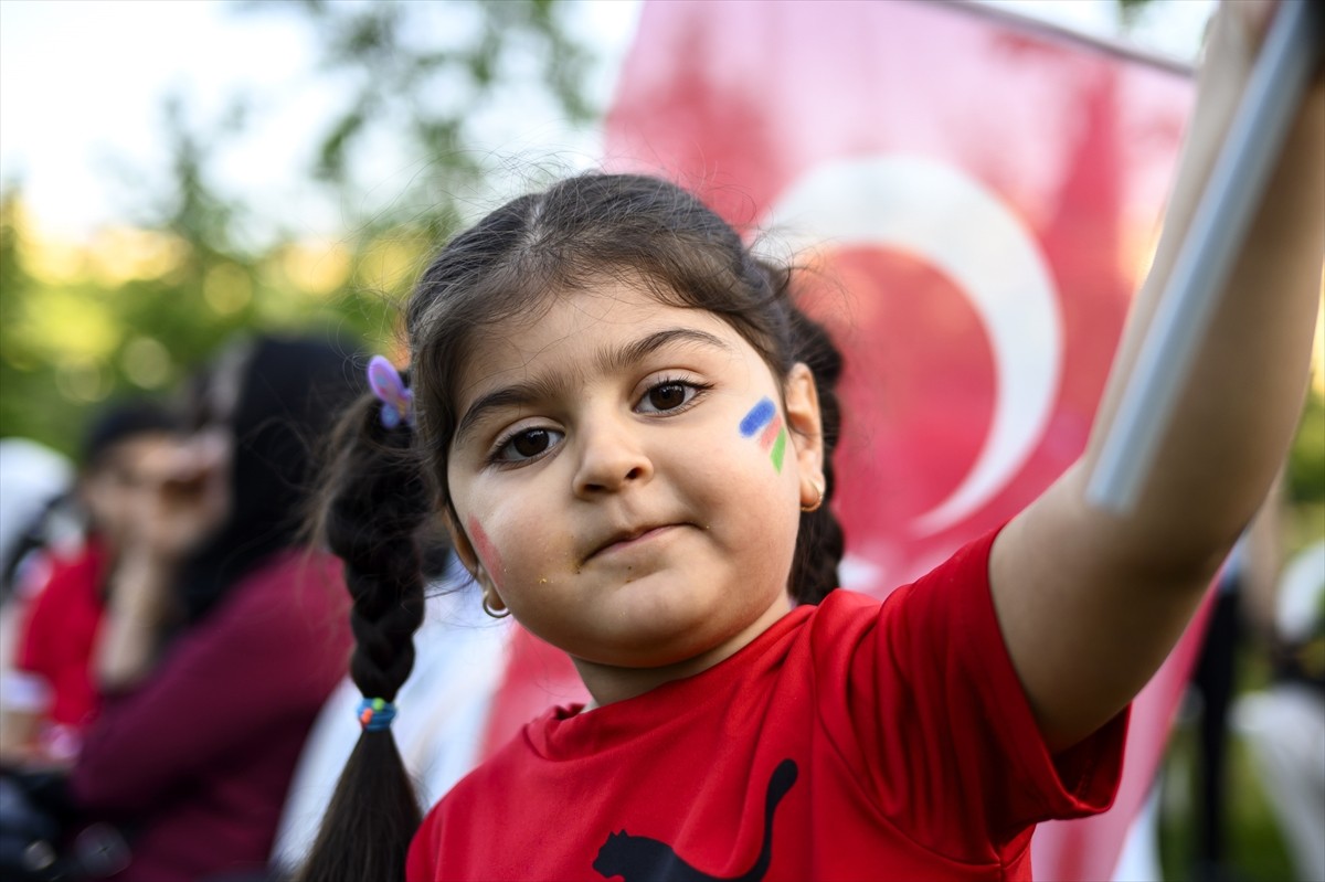  İran 1. Futbol Ligi'nde (Pers Körfez Pro Lig) şampiyonluğa ulaşan Traktör takımının taraftarları...
