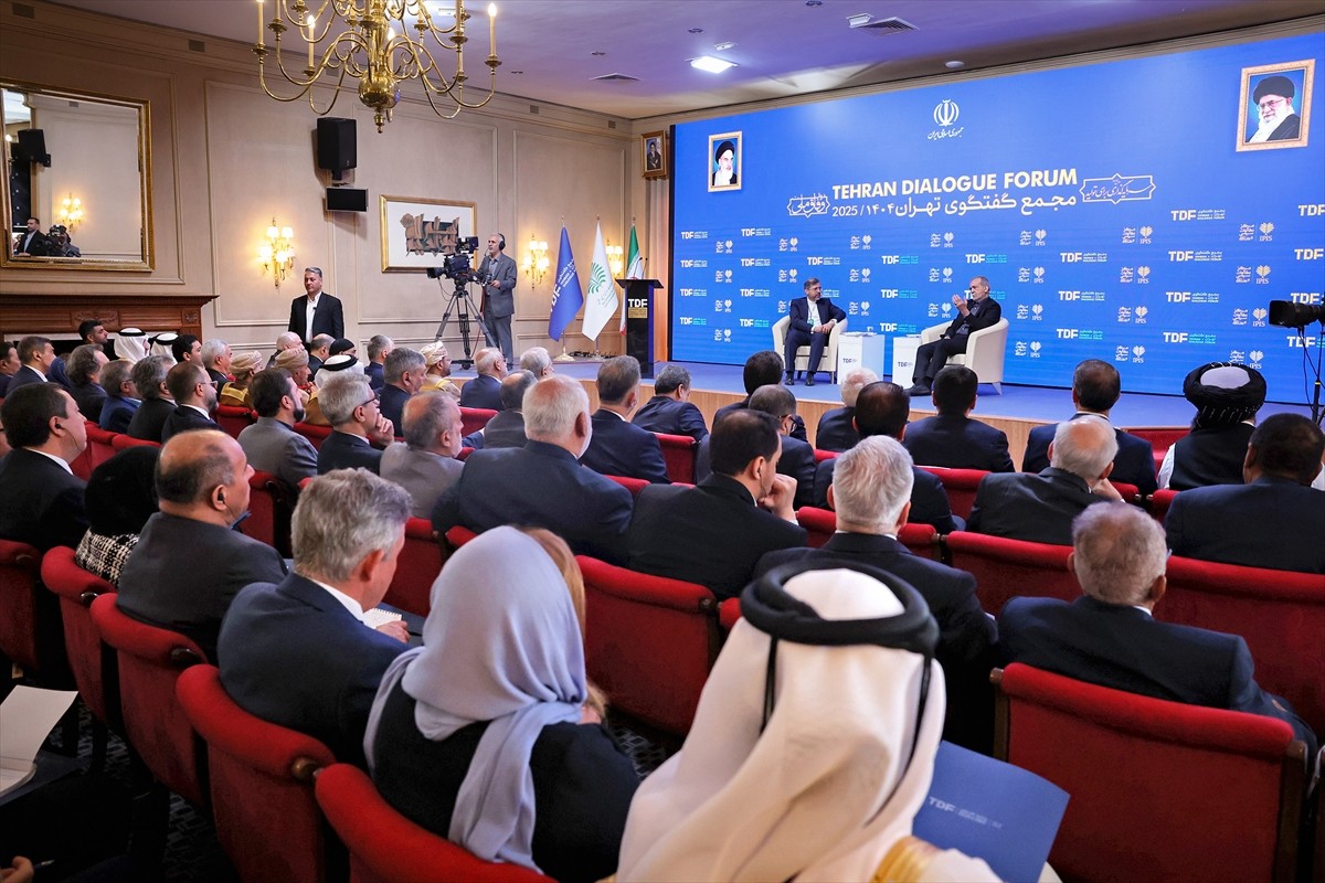 İran Cumhurbaşkanı Mesud Pezeşkiyan (sağda), Tahran Diyalog Forumu'nun açılış paneline katılarak...