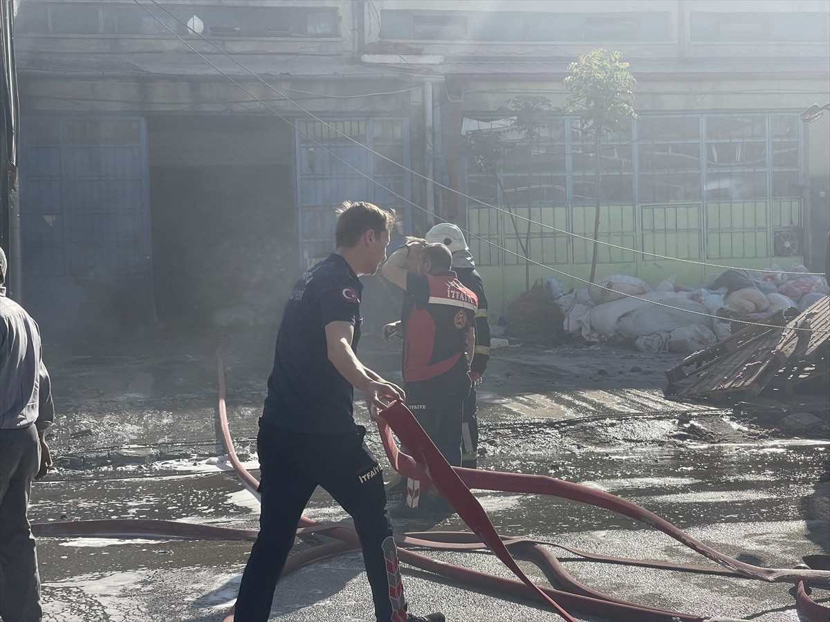 Isparta'da bir oyuncak deposunda çıkan yangın hasara neden oldu.