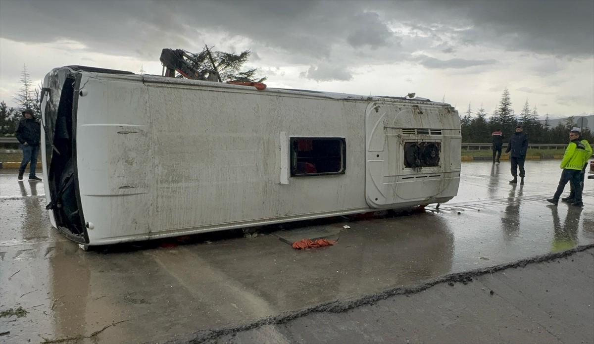 Isparta'da midibüsün devrilmesi sonucu 15 kişi yaralandı. Bölgeye itfaiye, polis ve sağlık...