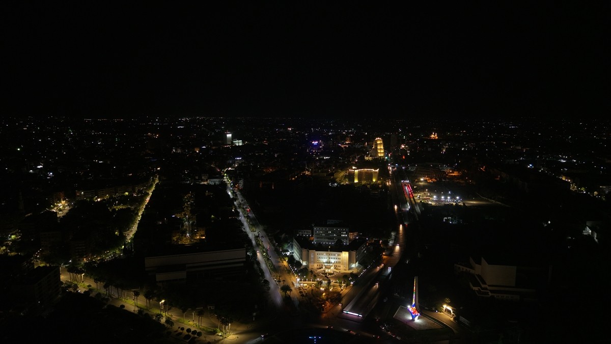 İsrail'e ait savaş uçakları, Suriye'nin başkenti Şam ile Hama, Lazkiye, Dera ve Kuneytra illerine...