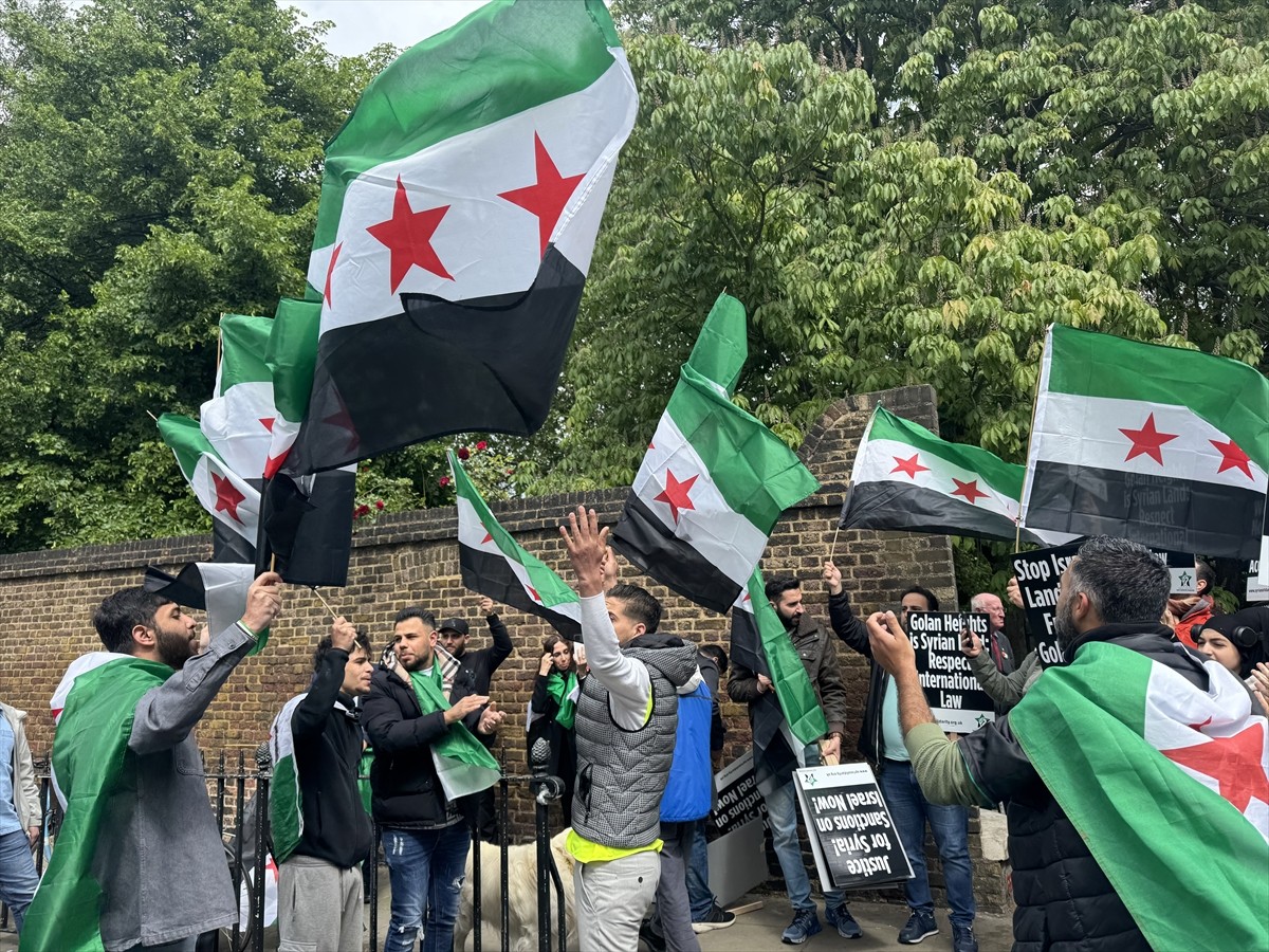 İsrail'in Londra Büyükelçiliği önünde toplanan göstericiler, İsrail'in Suriye'ye yönelik...