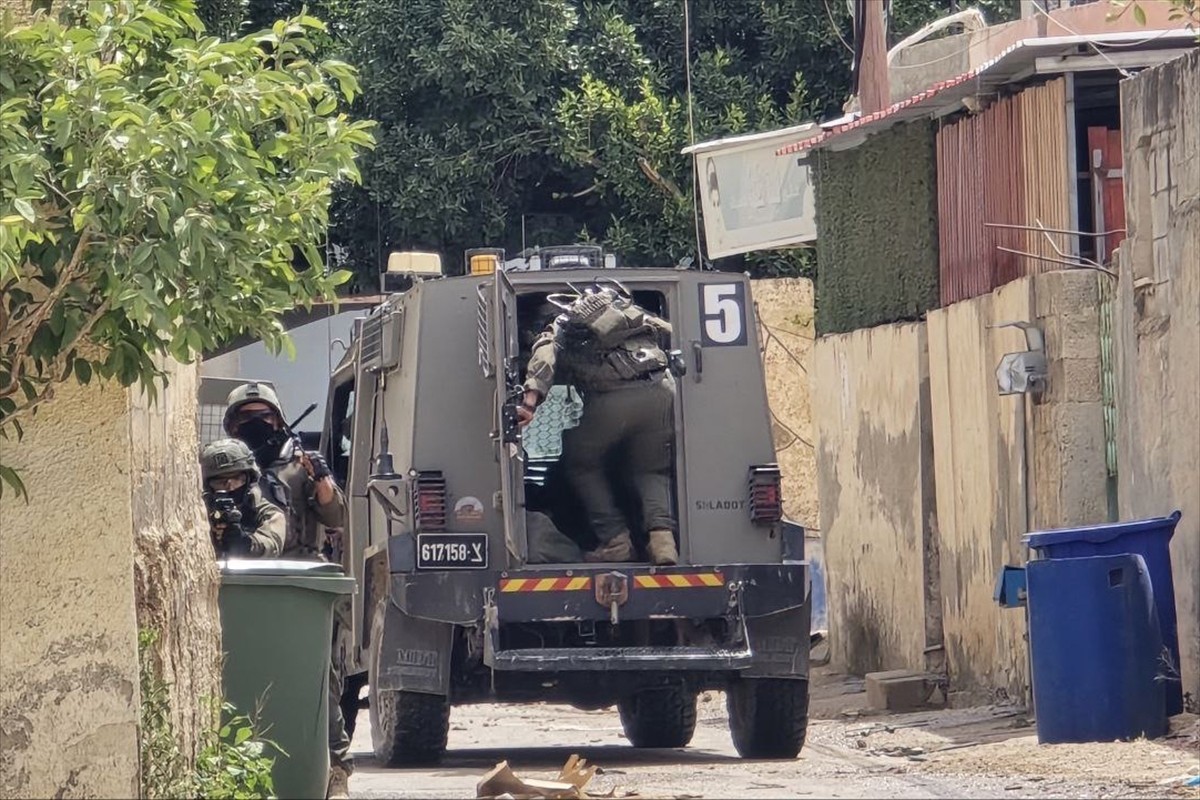 İsrail ordusu, işgal altındaki Batı Şeria'da düzenlediği baskında bombaladığı evde 4 Filistinli...