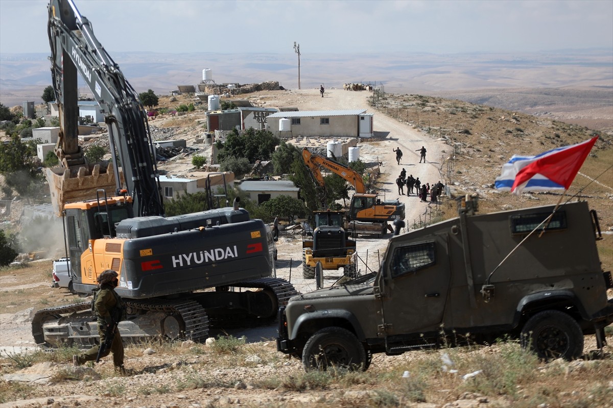 İsrail ordusu, işgal altındaki Batı Şeria'da Filistinlilere ait çok sayıda yapıyı "ruhsatsız"...