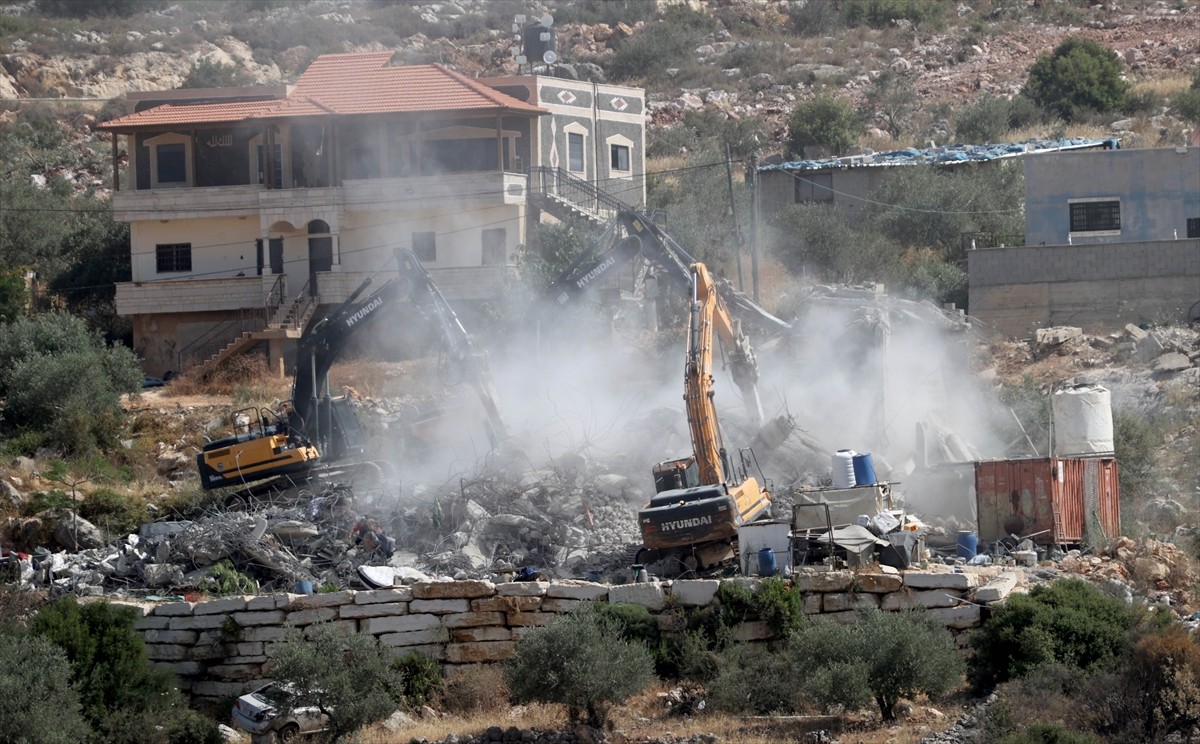 İsrail ordusu, işgal altındaki Batı Şeria'nın kuzeyindeki Selfit kentine bağlı Kefr ed-Dik ve...