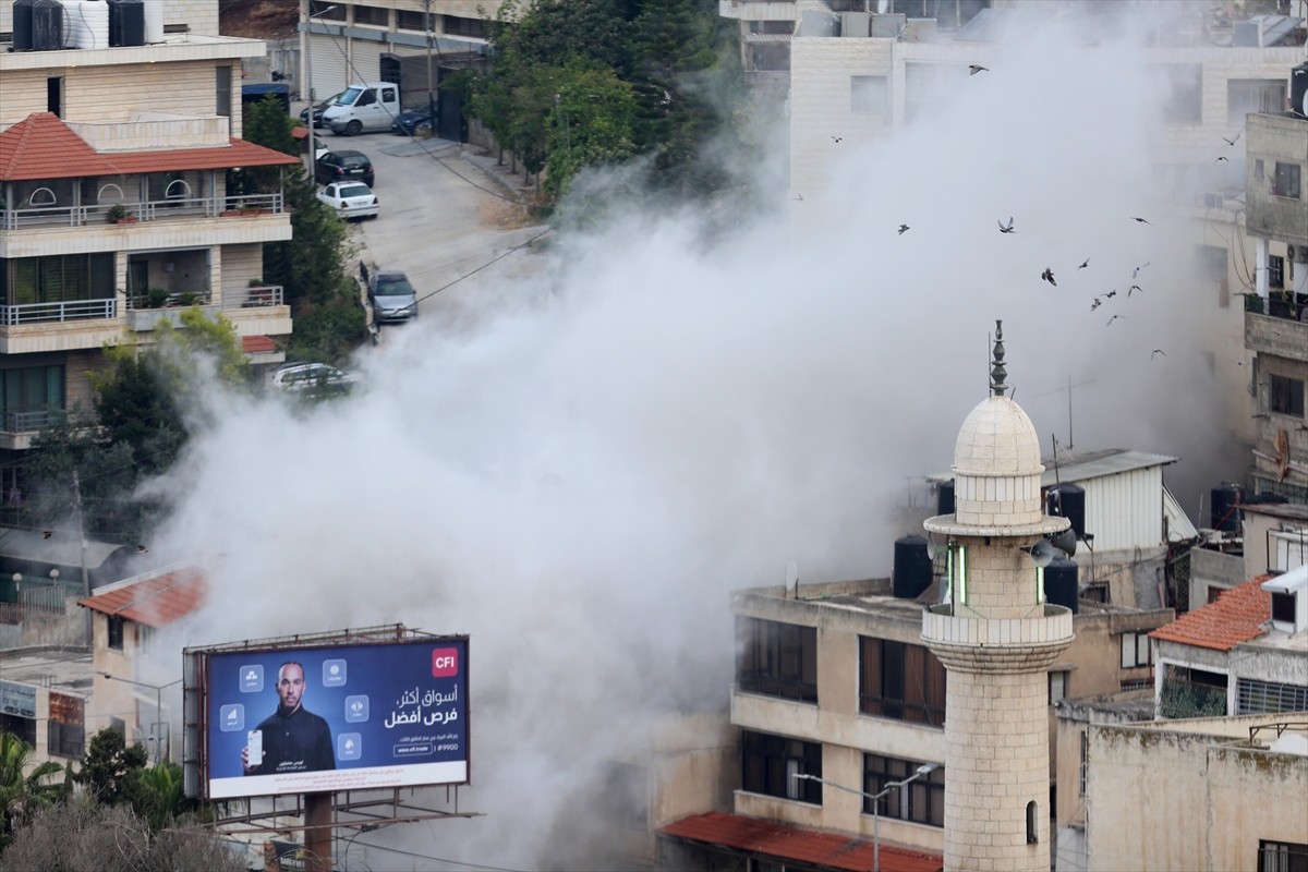 İsrail ordusu, işgal altındaki Batı Şeria'nın Nablus kentlerinde Filistinlilere ait bir binayı...