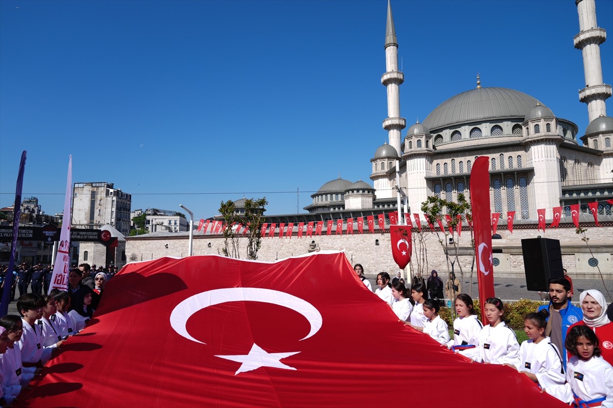 İstanbul'da, 19 Mayıs Atatürk'ü Anma, Gençlik ve Spor Bayramı dolayısıyla Taksim Cumhuriyet...