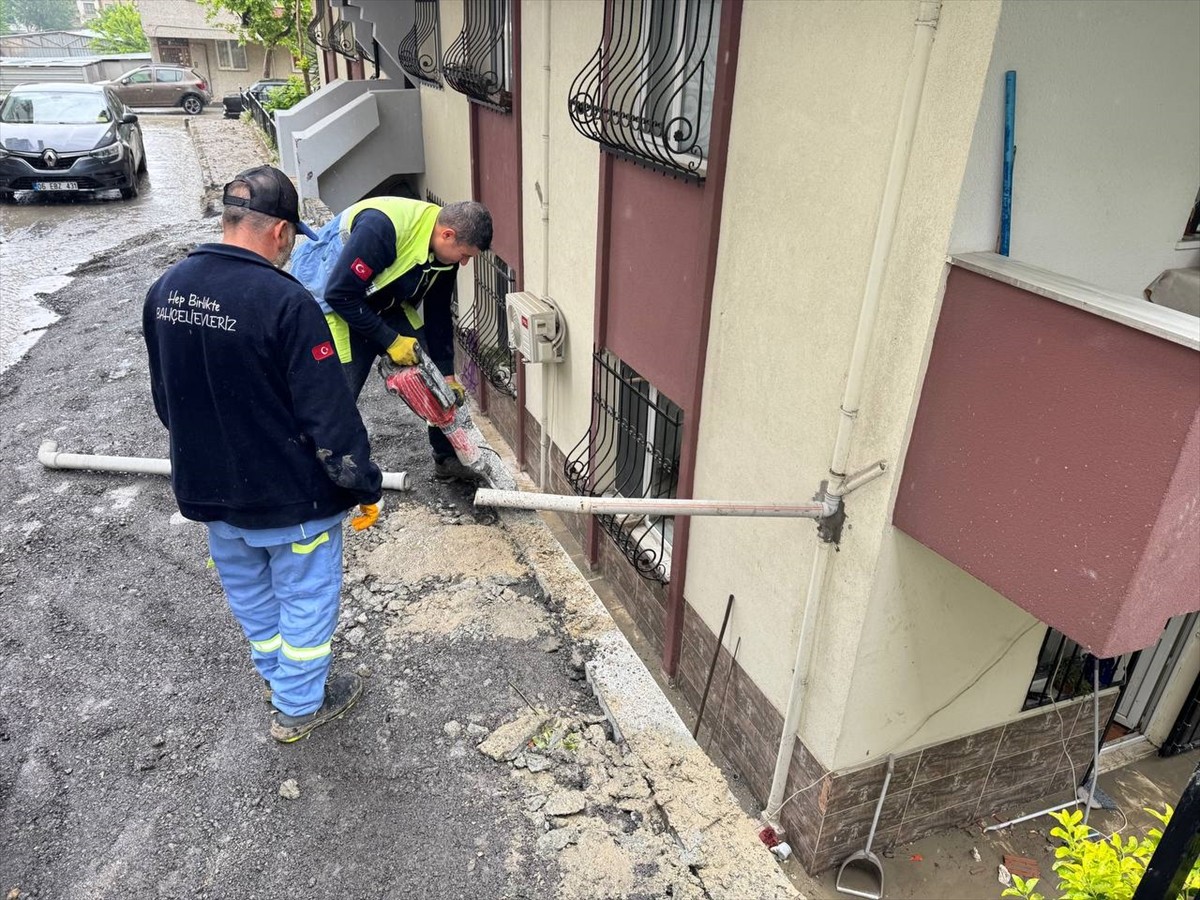 İstanbul'da aralıklarla devam eden yağış yaşamı olumsuz etkiliyor. Bahçelievler'de Kocasinan...