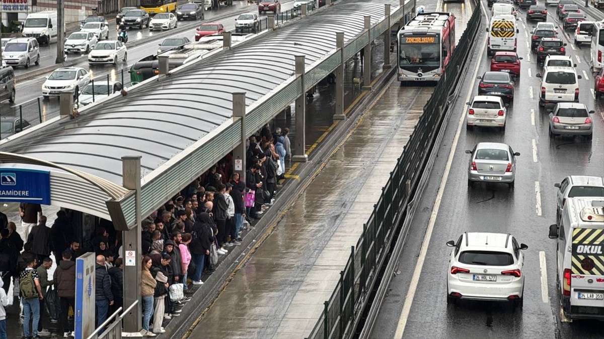 İstanbul'da, haftanın ilk iş gününde yağışın da etkisiyle bazı bölgelerde ve ana arterlerde...