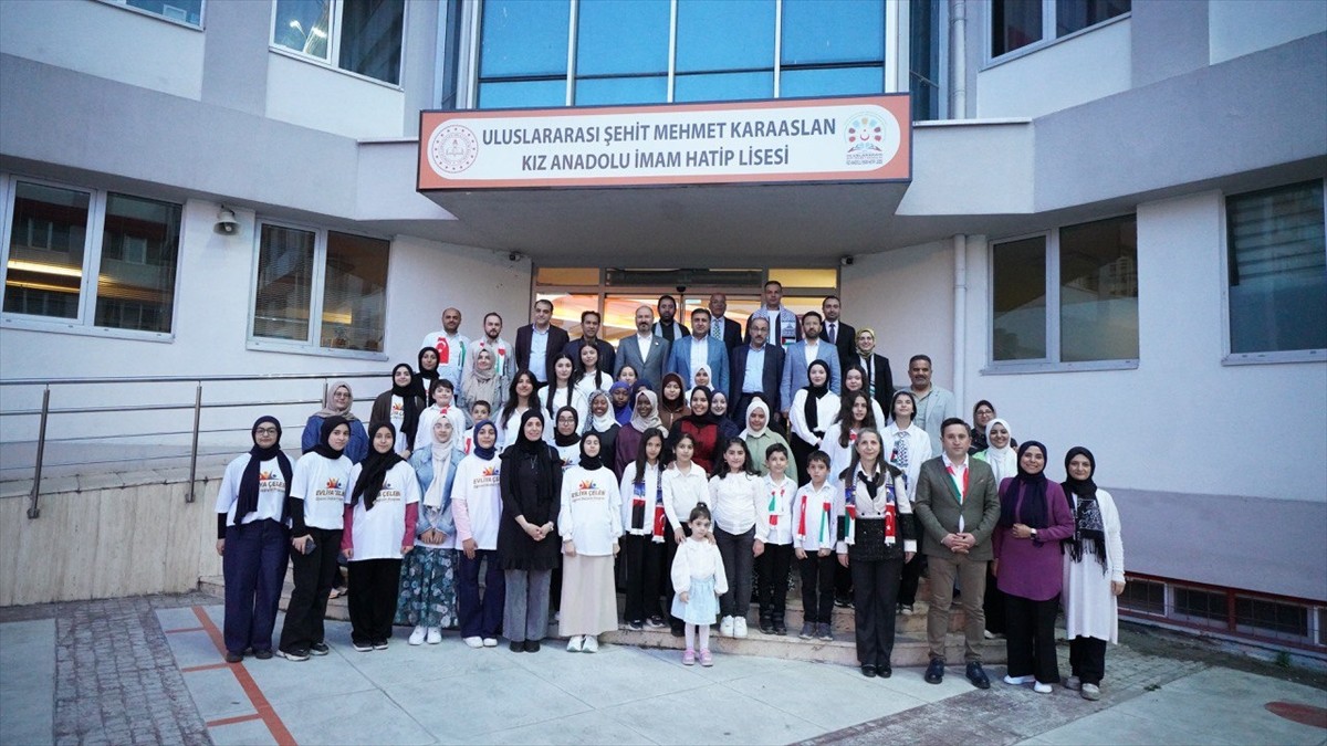 İstanbul'da, İsrail'in Filistin'e yönelik saldırıları nedeniyle Türkiye'ye getirilen Gazzeli...