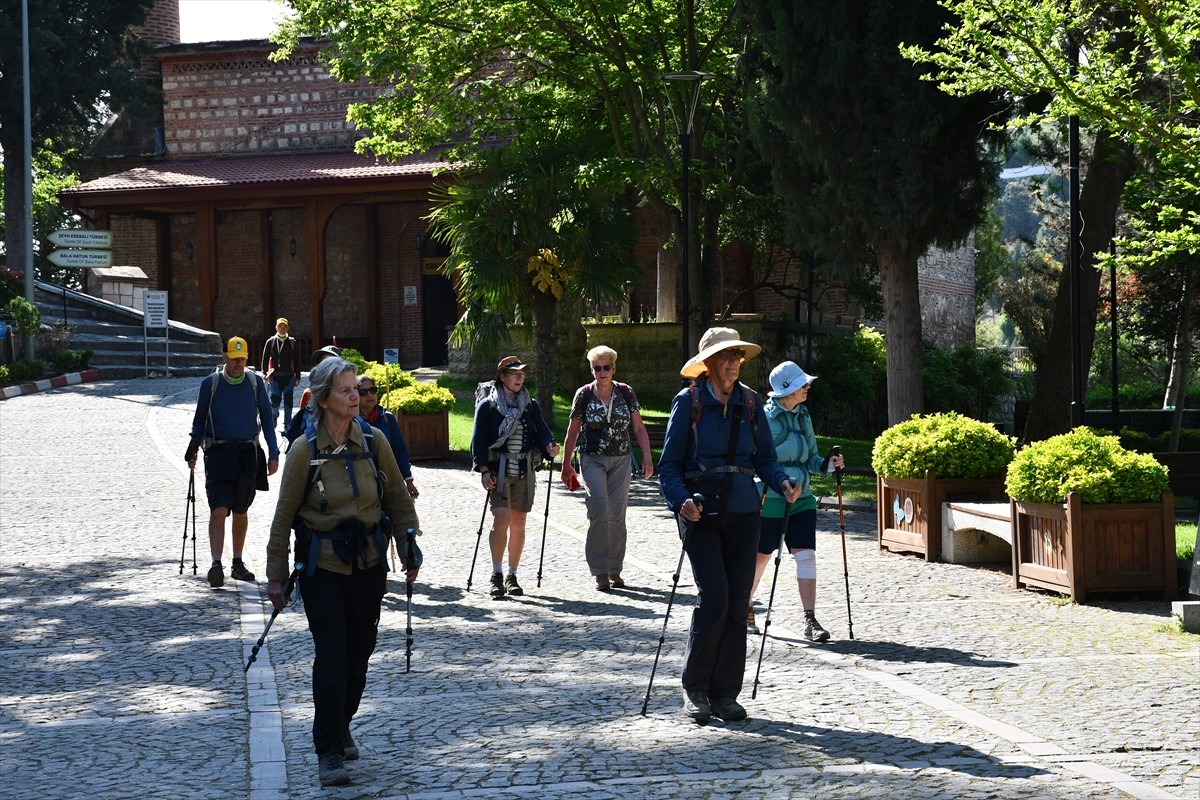 İstanbul'daki Eyüp Sultan Türbesi'nden Mekke'ye uzanan Sufi Yolu'nu yürüyerek takip edip Konya'ya...