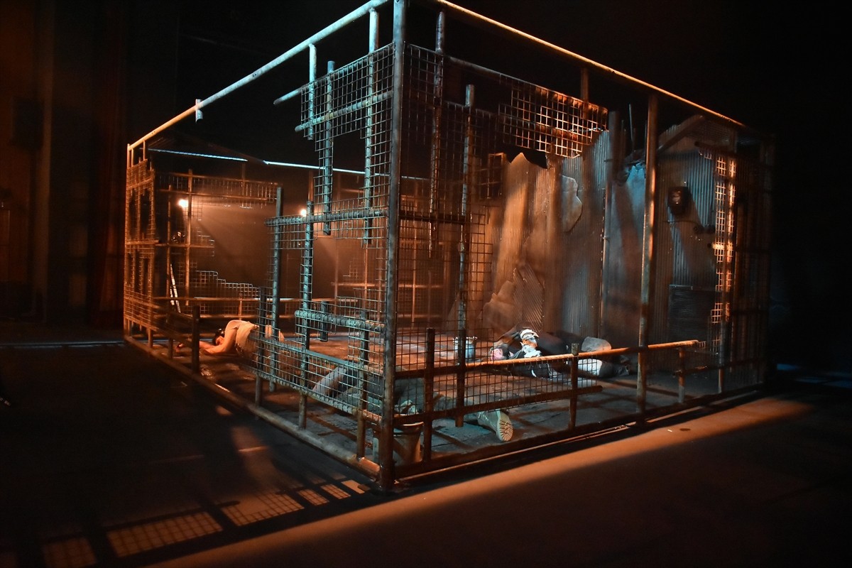 İstanbul Devlet Tiyatrosu'nun "Ebedi Barış" adlı oyunu, Trabzon'da izleyiciyle buluştu.